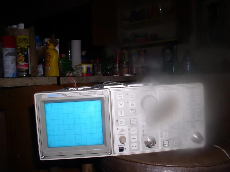 Анализатор спектра Tektronix 2710 Spectrum Analyzer 9kHz to 1.8GHz