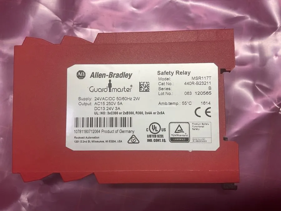 Реле безопасности Allen-Bradley 440R-B23211 Safety Relay 24V AC/DC Model MSR117T