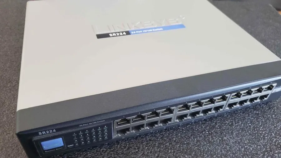 Коммутатор CISCO LINKSYS SR224 24-PORT 10/100 Mbps ETHERNET SWITCH WITH RACKMOUN
