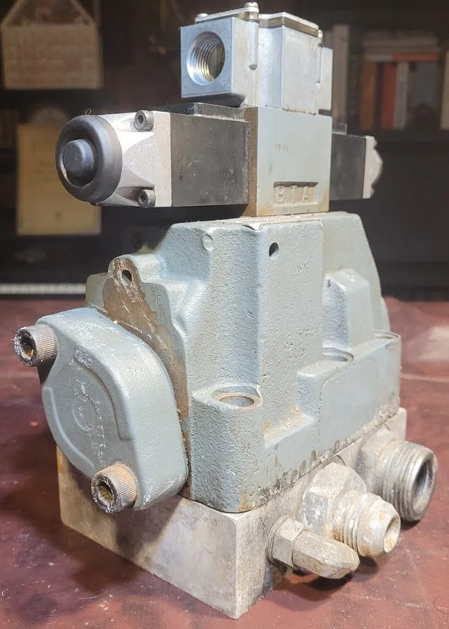 Пневмораспределитель Rexroth Hydraulic Directional Control Valve 4WEH22E70/5AW12 — фото лота 2