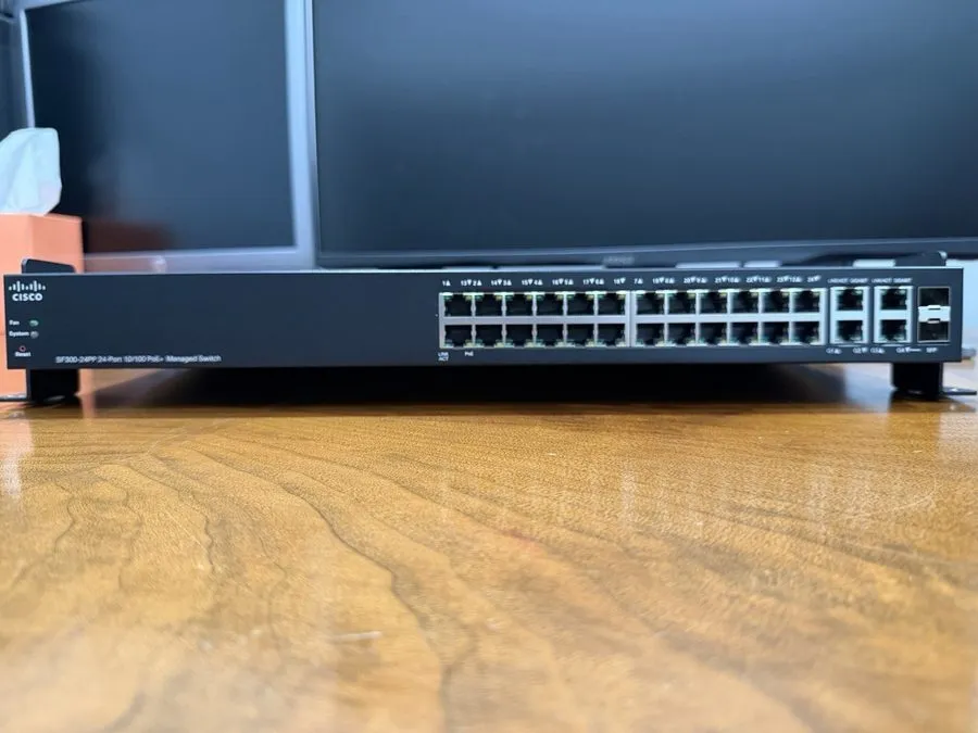 Коммутатор Cisco SF300-24PP 24-port Managed PoE+ Switch (no rackmount brackets)