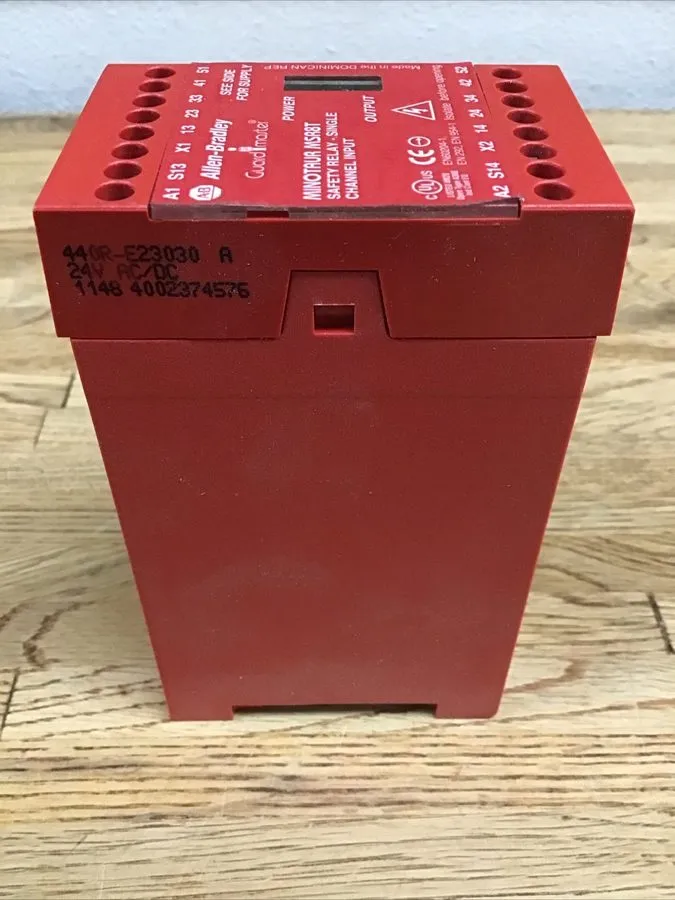 Реле безопасности Allen Bradley 440R-E23030 24V AC/DC Minotaur MSR8T Safety Rela