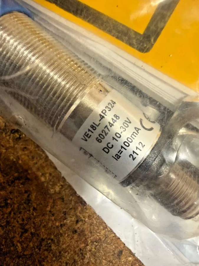 Фотоэлектрический датчик SICK VE18L-4P324 6027448 photoelectric sensor — фото лота 1