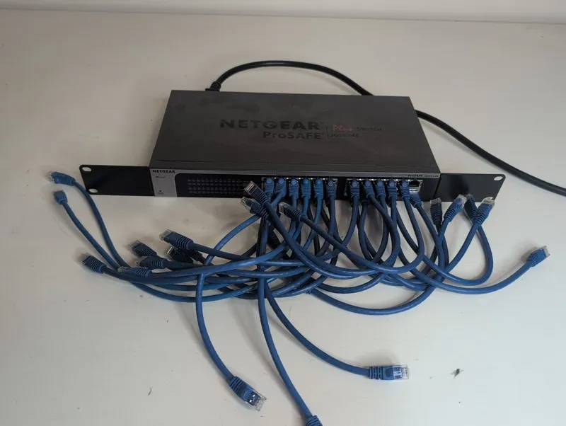 Коммутатор Netgear ProSafe Plus JGS524E 24-Port Gigabit Switch with Power Lead