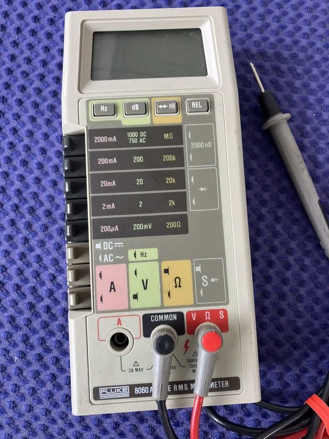 Мультиметр FLUKE 8060A TRUE RMS MULTIMETER W/ LEADS . 3