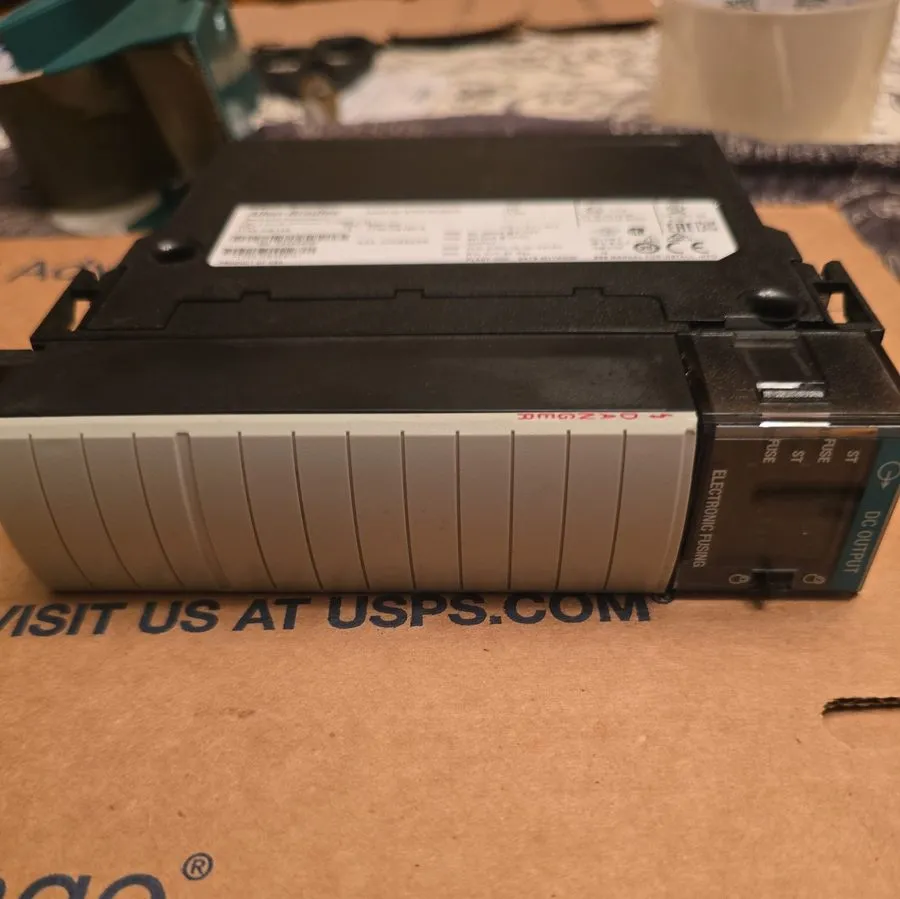 Модуль ввода-вывода Allen Bradley 1756-OB16E — фото лота 2