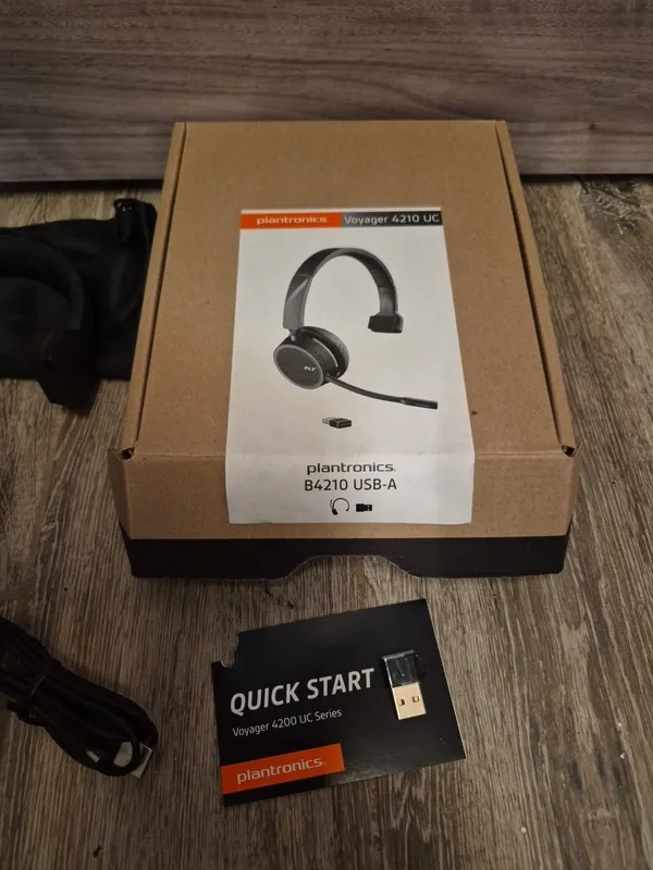 VoIP-шлюз Plantronics Poly Voyager 4210 Wireless Bluetooth Headset B4210T
