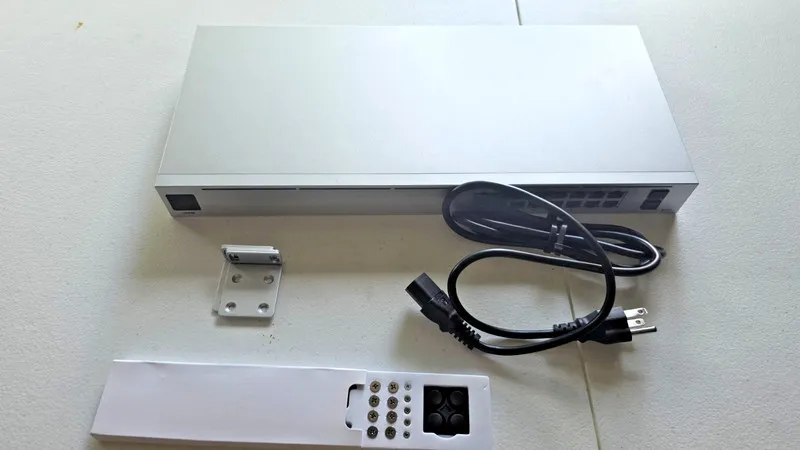 Коммутатор Ubiquiti Standard 16 PoE USW-16-POE (42W) 8PoE+ / 8 JR45 port