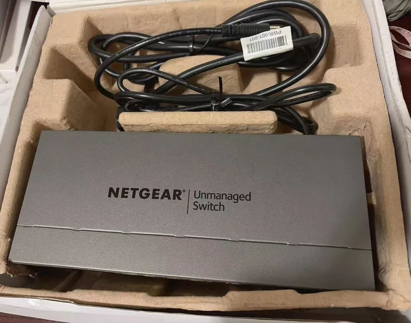 Коммутатор NETGEAR BUSINESS GS108LP 8 Port Gigabit Ethernet 60 W PoE+ Switch