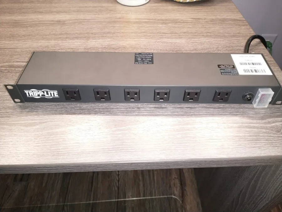 Блок розеток PDU Tripp Lite PDU1215 15A 120V Power Distribution Unit 12 Outlets 