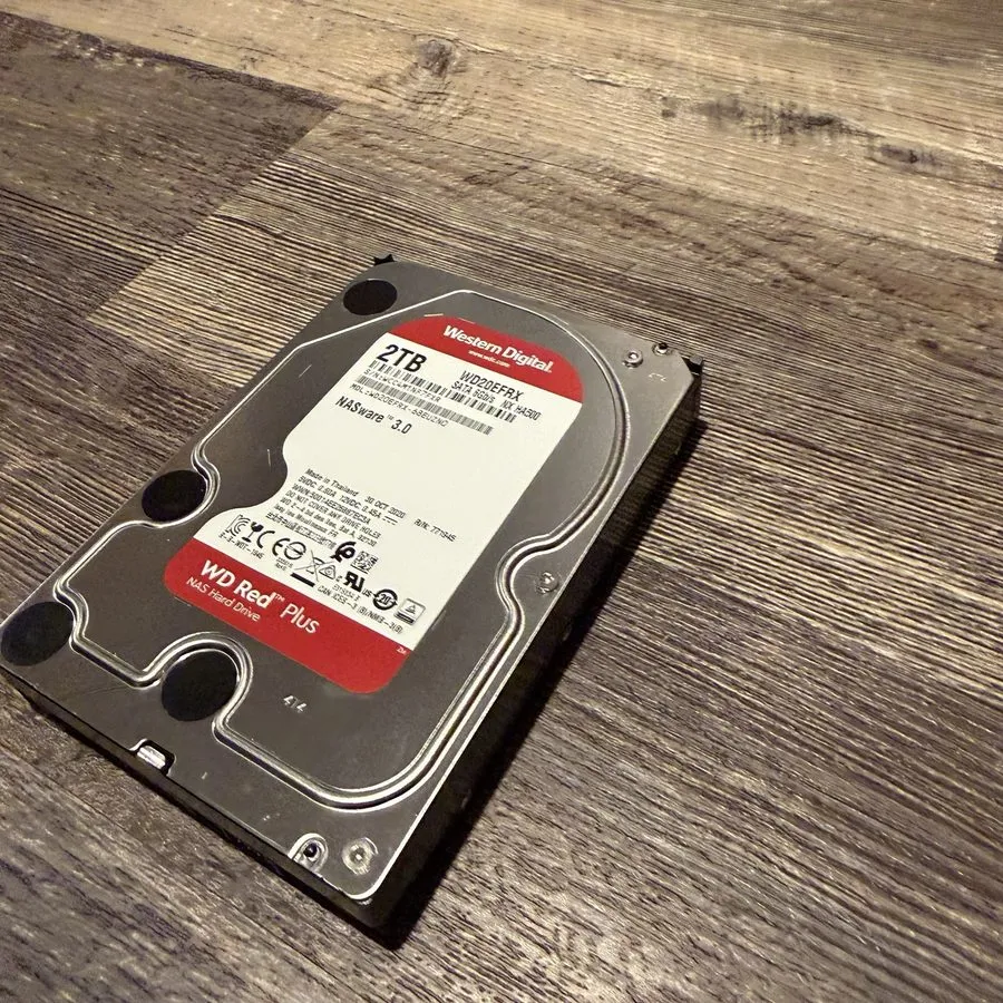 Жёсткий диск Western Digital Red Plus 2TB WD20EFRX NAS HDD 5400 RPM 64MB SATA II — фото лота 2