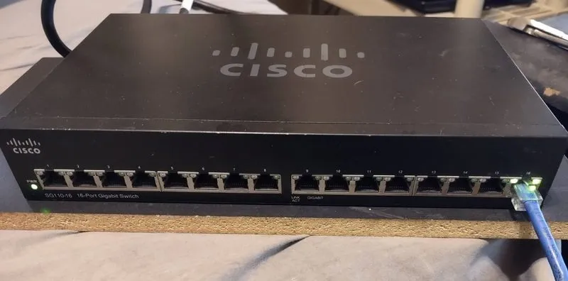 Коммутатор Cisco Small Business SG110-16 16-Port Gigabit Desktop Switch Excellen — фото лота 1