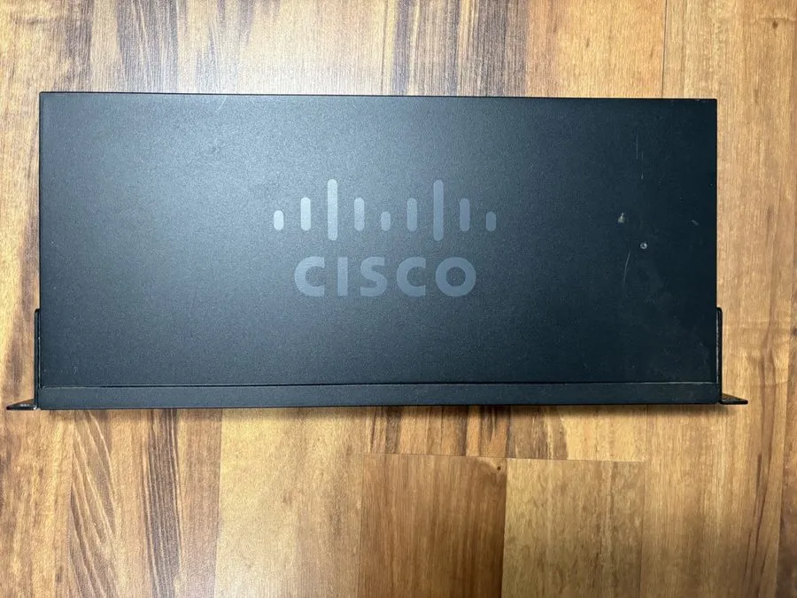 Коммутатор Cisco SG110-24HP 24-Port Gigabit PoE Unmanaged Switch 100W 2x SFP — фото лота 2