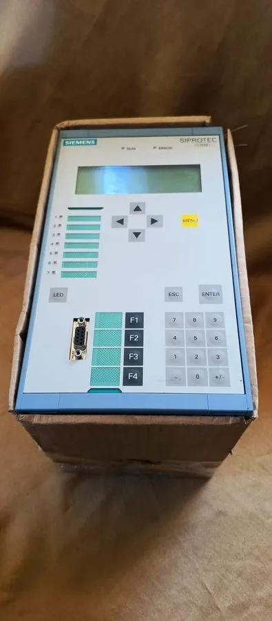 Реле защиты SIEMENS SIPROTEC 7UM61 GENERATOR PROTECTION RELAY — фото лота 1