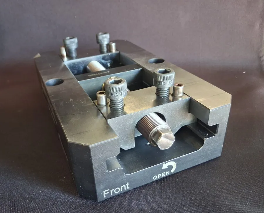Режущий инструмент 5th Axis V6105 Self-Centering Machine Vise — фото лота 1