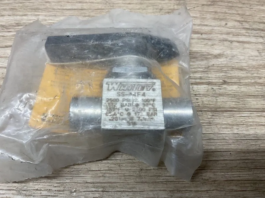 Клапан SWAGELOK SS-44F4 STAINLESS STEEL BALL VALVE 1/4"-NPT 2500PSI