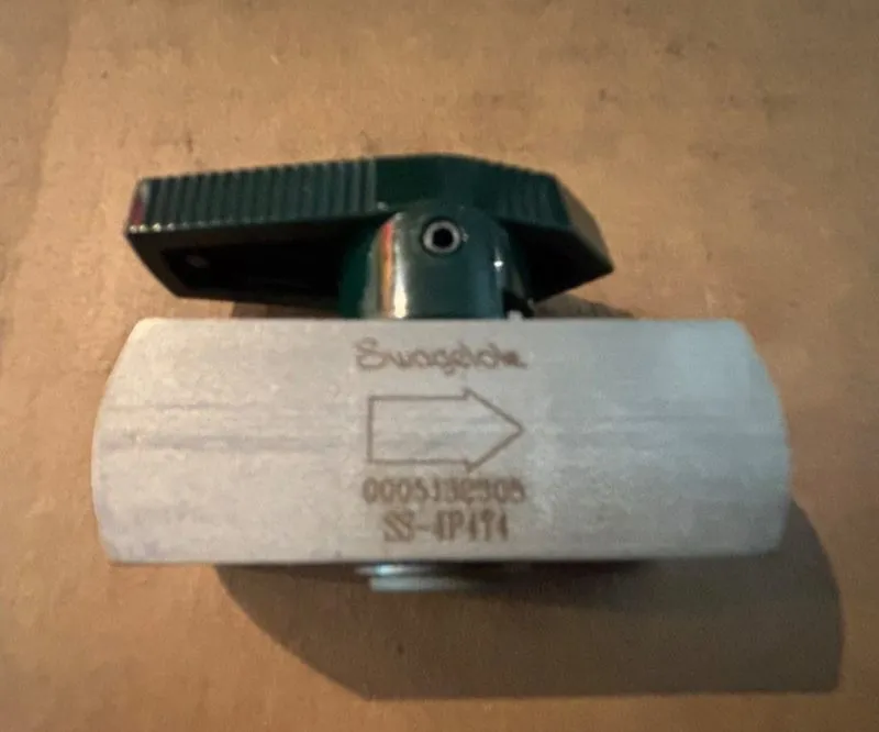 Клапан Nupro SS-4P4T4 Stainless Plug Valve 1/4 in NPT x 1/4 in Swagelok VCR