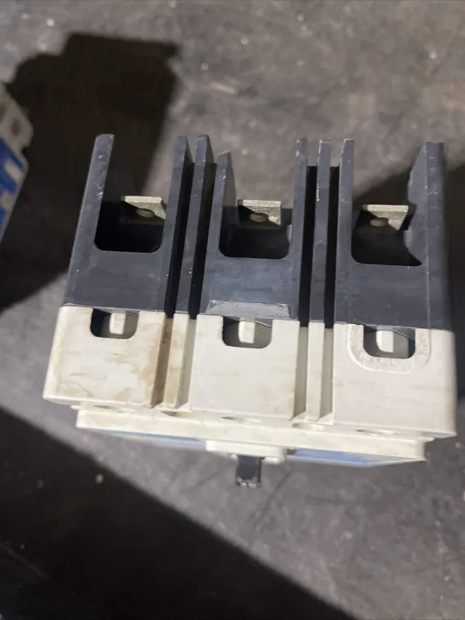Автоматический выключатель Eaton / Cutler Hammer EHD3030 30A 3-Pole Circuit Brea