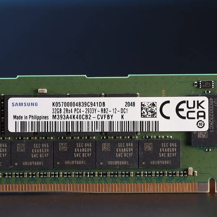 Модуль памяти Samsung 32GB 2Rx4 PC4-2933Y DDR4 ECC RDIMM M393A4K40CB2-CVFBY Serv