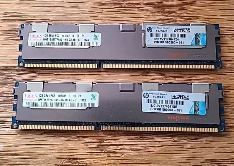 Модуль памяти Hynix 4GB PC3-10600R 1333MHz DDR3 ECC Server RAM HMT151R7TFR4C-H9 
