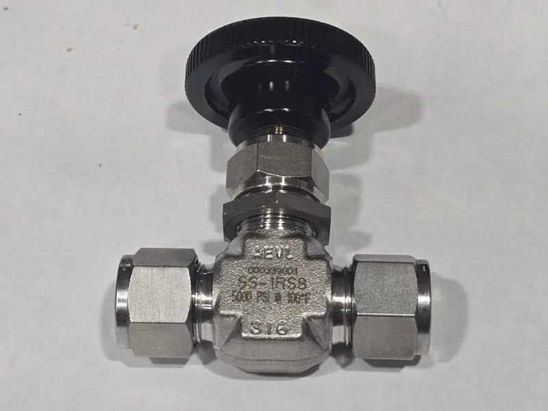 Клапан SWAGELOK SS-1RS8 NEEDLE VALVE STAINLESS STEEL 1/2" TUBING — фото лота 1