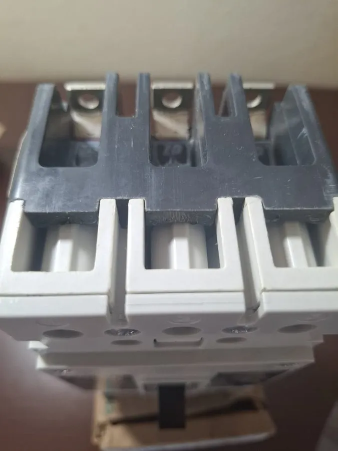 Автоматический выключатель Siemens NEB3B035B 35A 3-Pole 480V Bolt-On Circuit Bre — фото лота 2