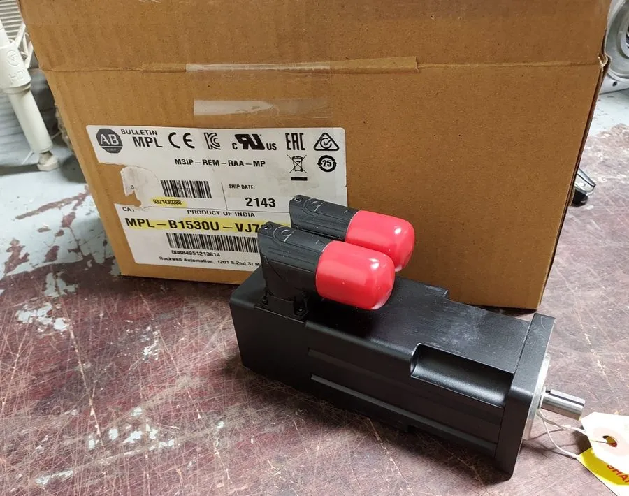 Серводвигатель ALLEN BRADLEY MPL-B1530U-VJ72AA SERVO MOTOR