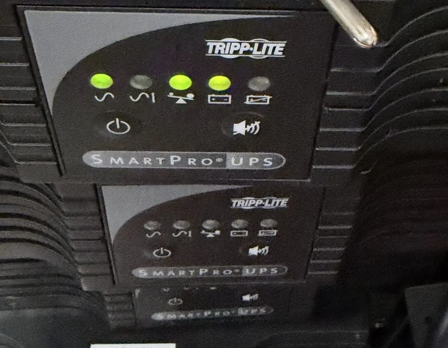 Стойка/шкаф Tripp Lite SMART2200RMXL2U 2200VA 1600W Rackmount UPS Fully No Batte — фото лота 1