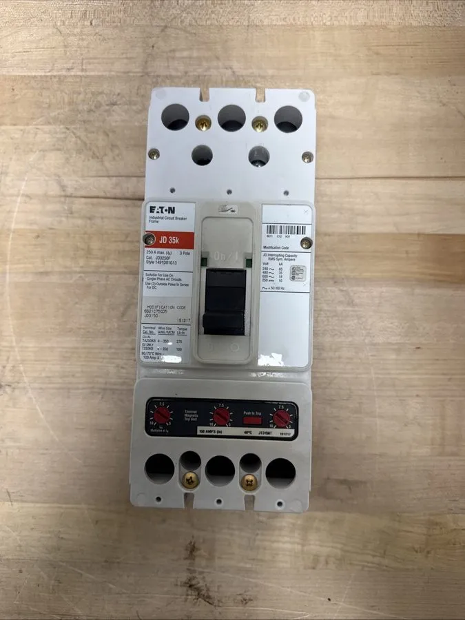 Автоматический выключатель EATON WESTINGHOUSE JD3250F JD 3 POLE 200 AMP TRIP 480