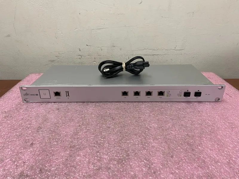 Коммутатор Ubiquiti Networks USG-PRO-4 UniFi Security Gateway Access Point PRO