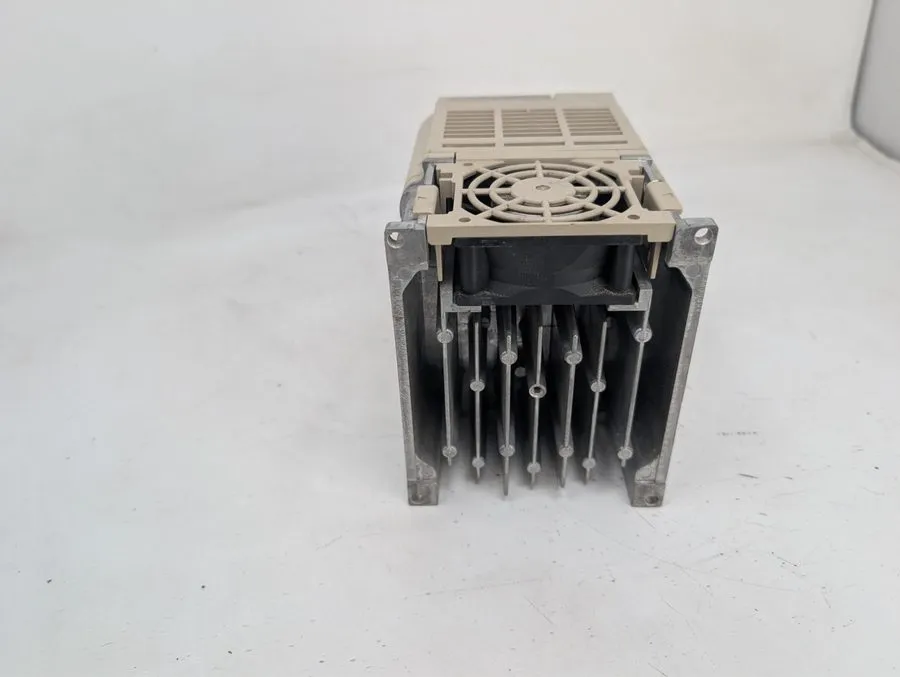 Частотный преобразователь Yaskawa CIMR-VU4A0005BMA Inverter V1000 Drive 3PH 400V — фото лота 1