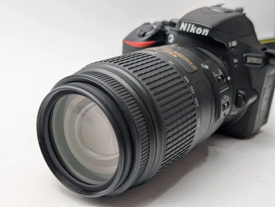 Объектив Nikon AF-S DX NIKKOR 55-300mm f/4.5-5.6G ED VR Telephoto Zoom Lens