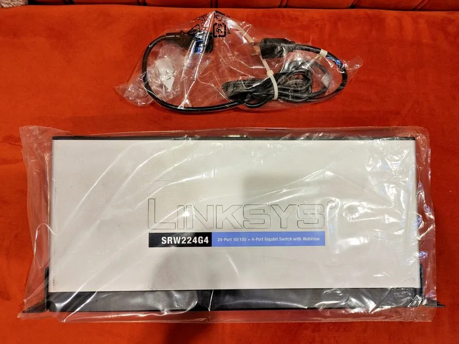 Коммутатор Cisco Linksys SRW224G4 24-Port 10/100 + 4-Port PoE SFP Managed Gigabi