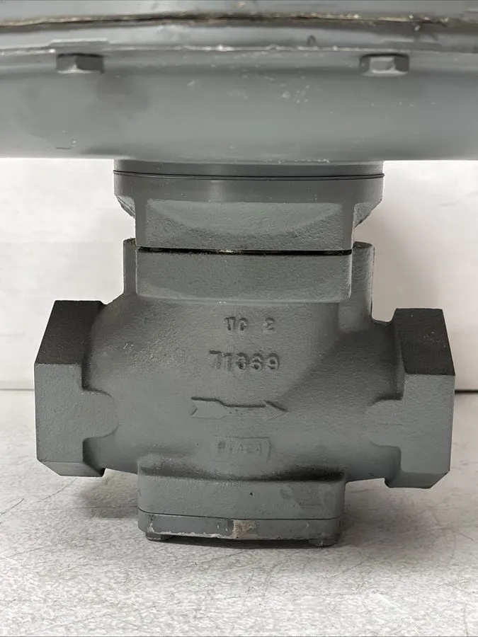 Трубопроводная арматура Invensys 121-12 1-1/12" NPT Gas Regulator — фото лота 1
