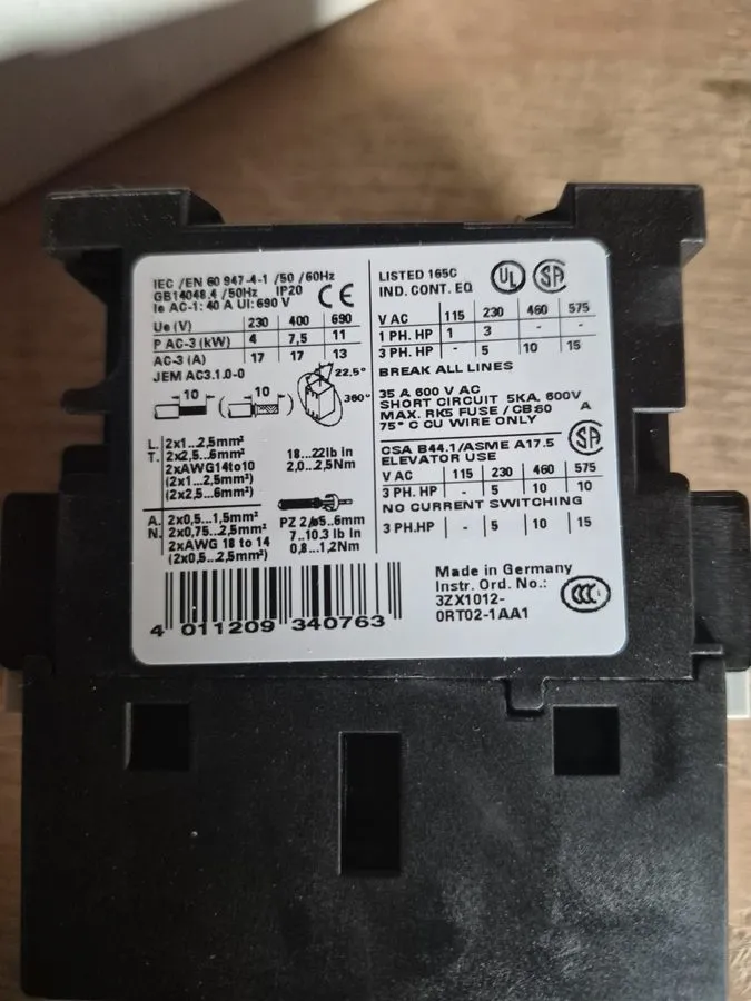 Контактор Siemens SIRIUS 3RT1025-1AK60 3-Phase Non-Reversing Standard IEC Contac — фото лота 1