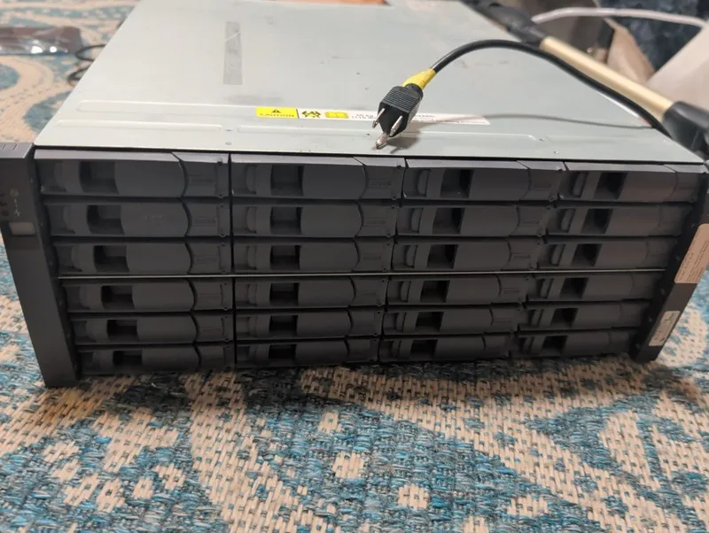 Жёсткий диск NetApp DS4243 Disk Array Shelf 24x 600GB 15K SAS 2x IOM3 SAS Expans