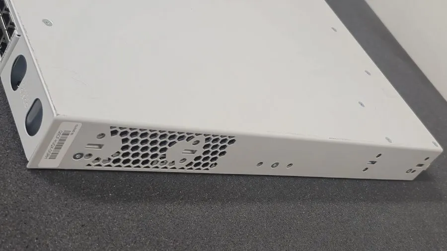 Коммутатор CISCO C9350-48U 48 ports of 1 Gigabit Ethernet with 60W UPOE CISCO C9 — фото лота 2