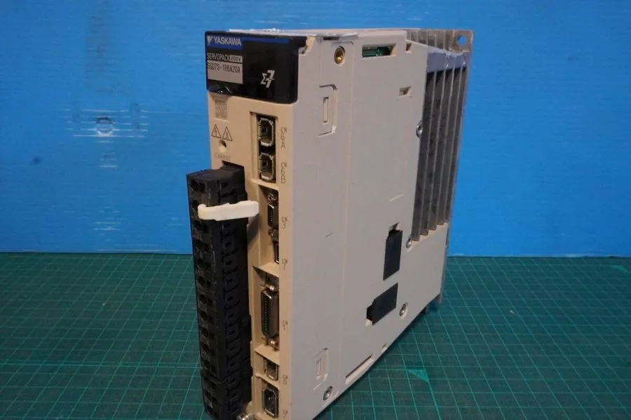 Сервопривод Yaskawa SGD7S-1R6A20A Servopack 200W — фото лота 1