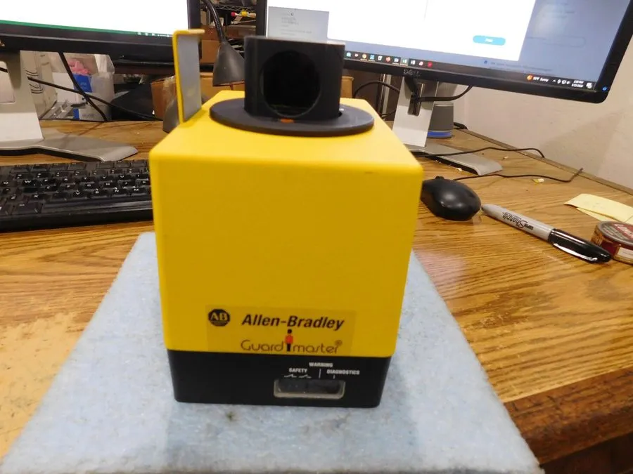 Реле безопасности Allen Bradley GuardMaster Cat. #: 442L-SSFZN SafeZone Laser Sc