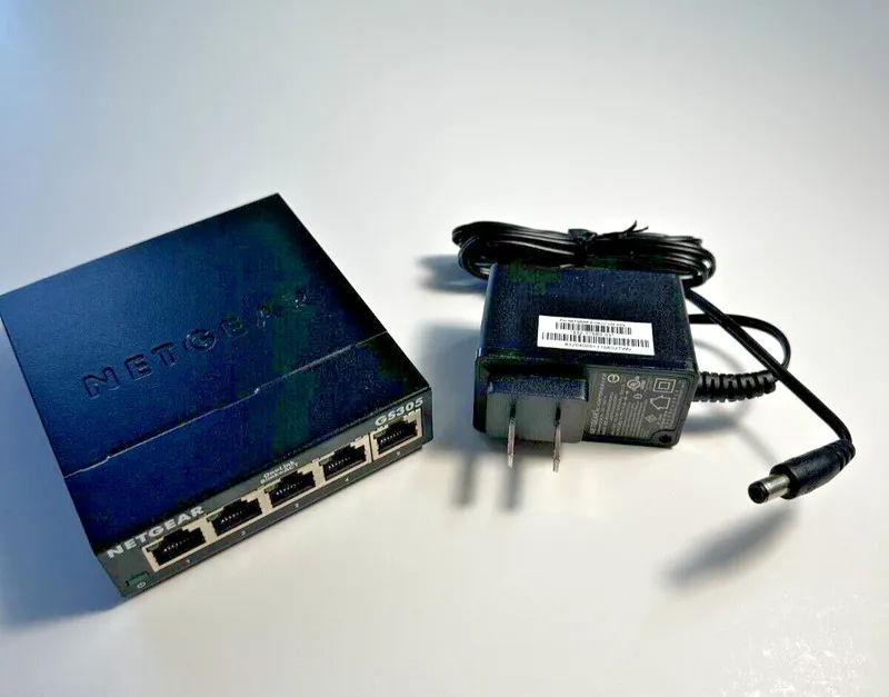 Коммутатор NETGEAR GS305v3 5 Port Gigabit Ethernet Unmanaged Switch