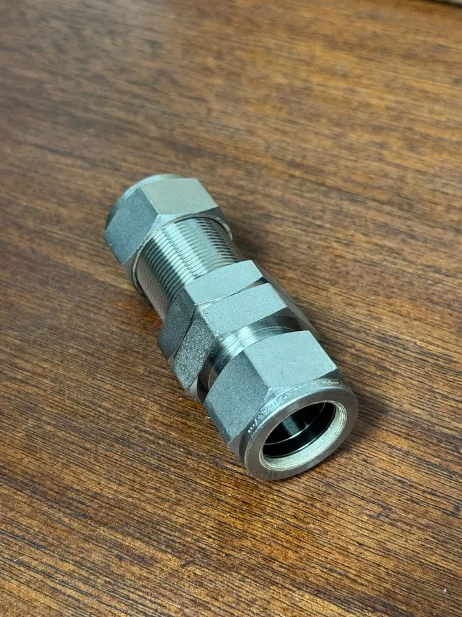 Фитинг Swagelok Stainless Steel Bulkhead Union Fitting 3/4" OD Tube SS-1210-61