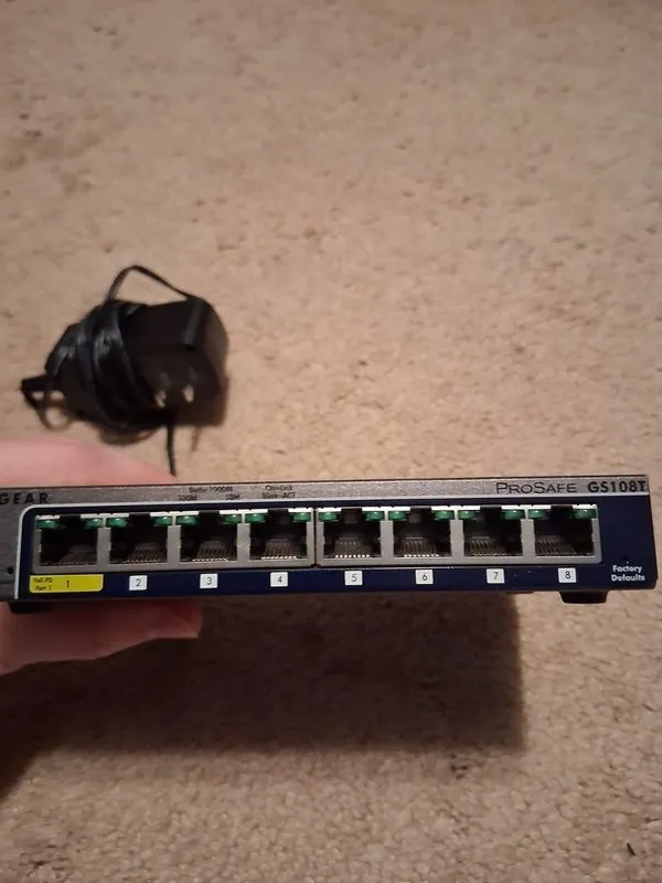 Коммутатор NETGEAR GS108TV2 8-Port Gigabit Ethernet Smart Switch with 1 PD Port  — фото лота 2
