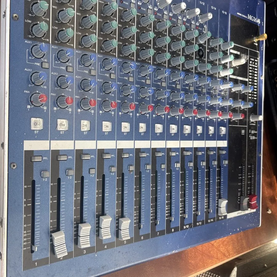 Микшерный пульт YAMAHA Mixing Console MG16/4 16 Channel Studio Live Analog Audio — фото лота 2