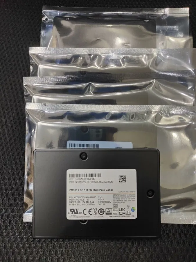 SSD-накопитель Samsung PM983 7.68TB SSD 2.5" NVMe PCIe Gen 3 U.2 MZQLB7T6HMLA-00