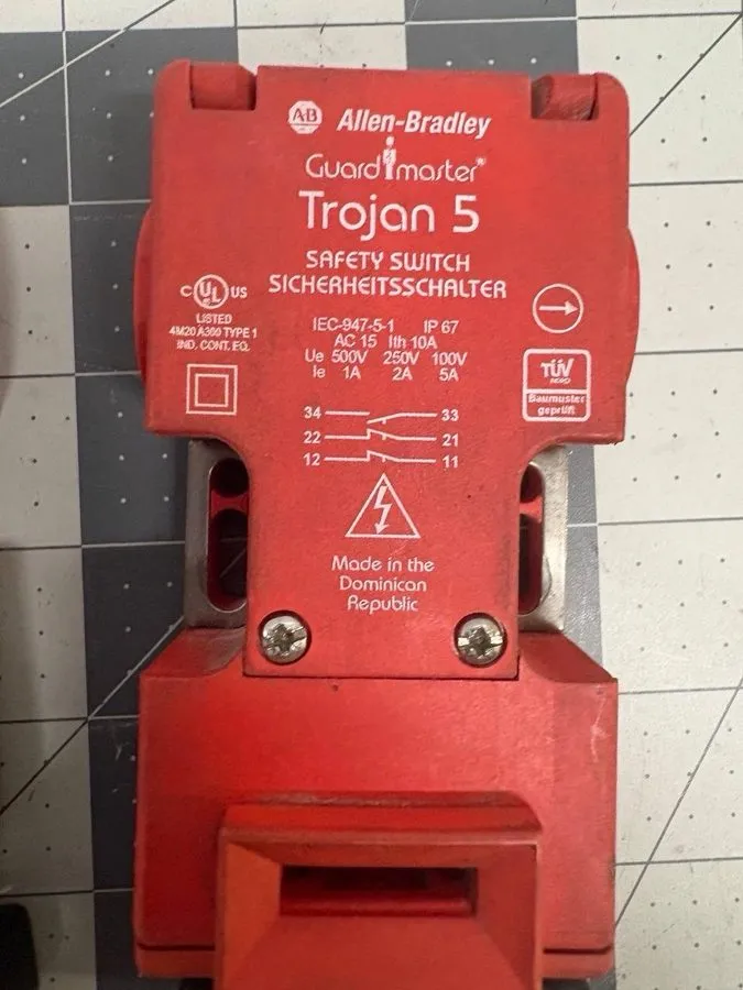 Реле безопасности Allen Bradley Guardmaster Trojan 5 Safety Interlock Switch 440