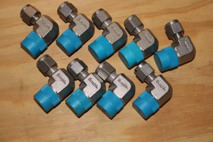 Фитинг Swagelok SS-400-2-6 Elbow 1/4" Tube X 3/8" NPT Fitting