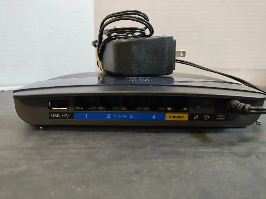 Маршрутизатор Cisco Linksys E3200 4-Port Gigabit Wireless N Router — фото лота 1
