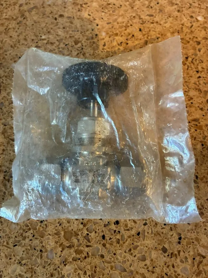 Клапан SWAGELOK SS-1RS8 NEEDLE VALVE STAINLESS STEEL 1/2" TUBING