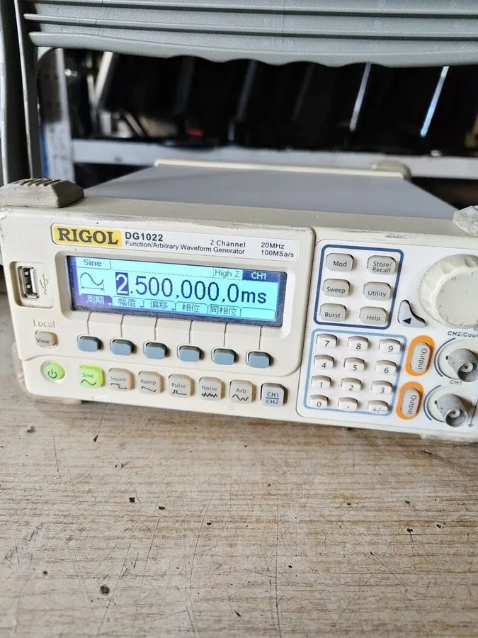 Генератор сигналов RIGOL DG1022 FUNCTION/ARBITRARY WAVEFORM GENERATOR 25 MHz,2CH — фото лота 1
