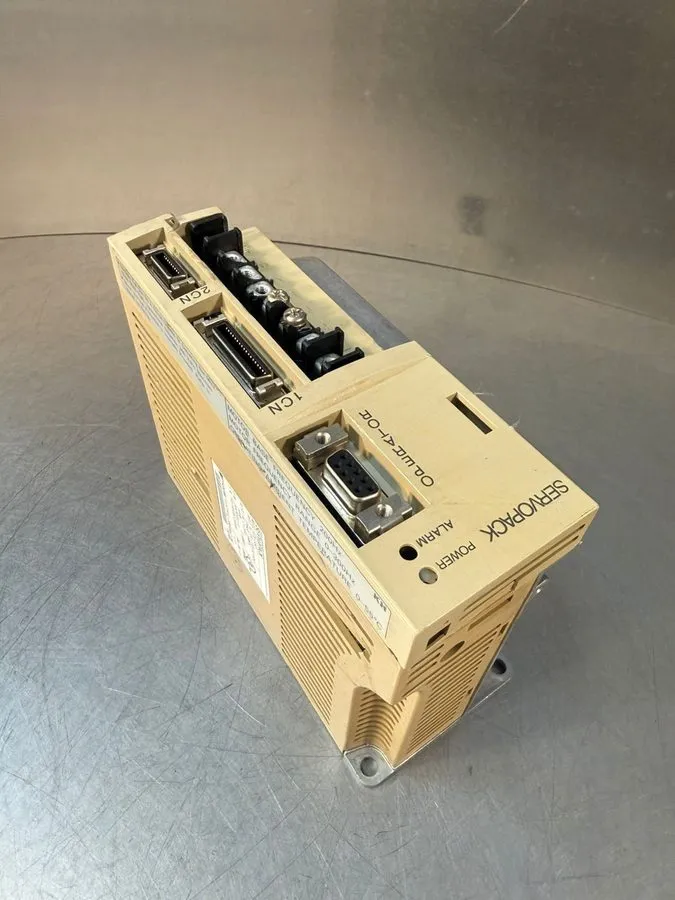 Сервопривод YASKAWA SERVOPACK SGDA-04AS 200-230Vac 6.0A AMP